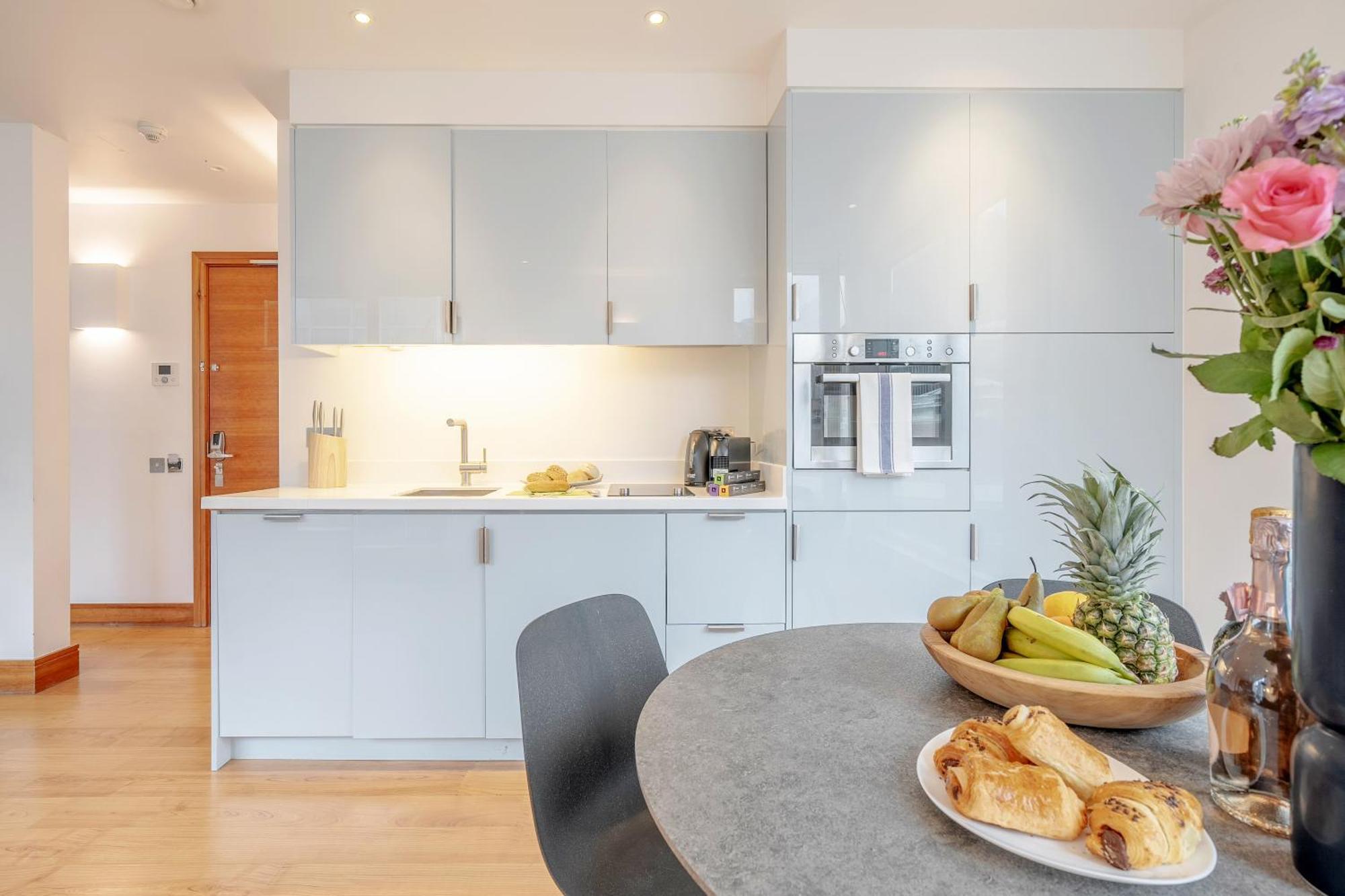 Kula - Tower Hill Apartment *