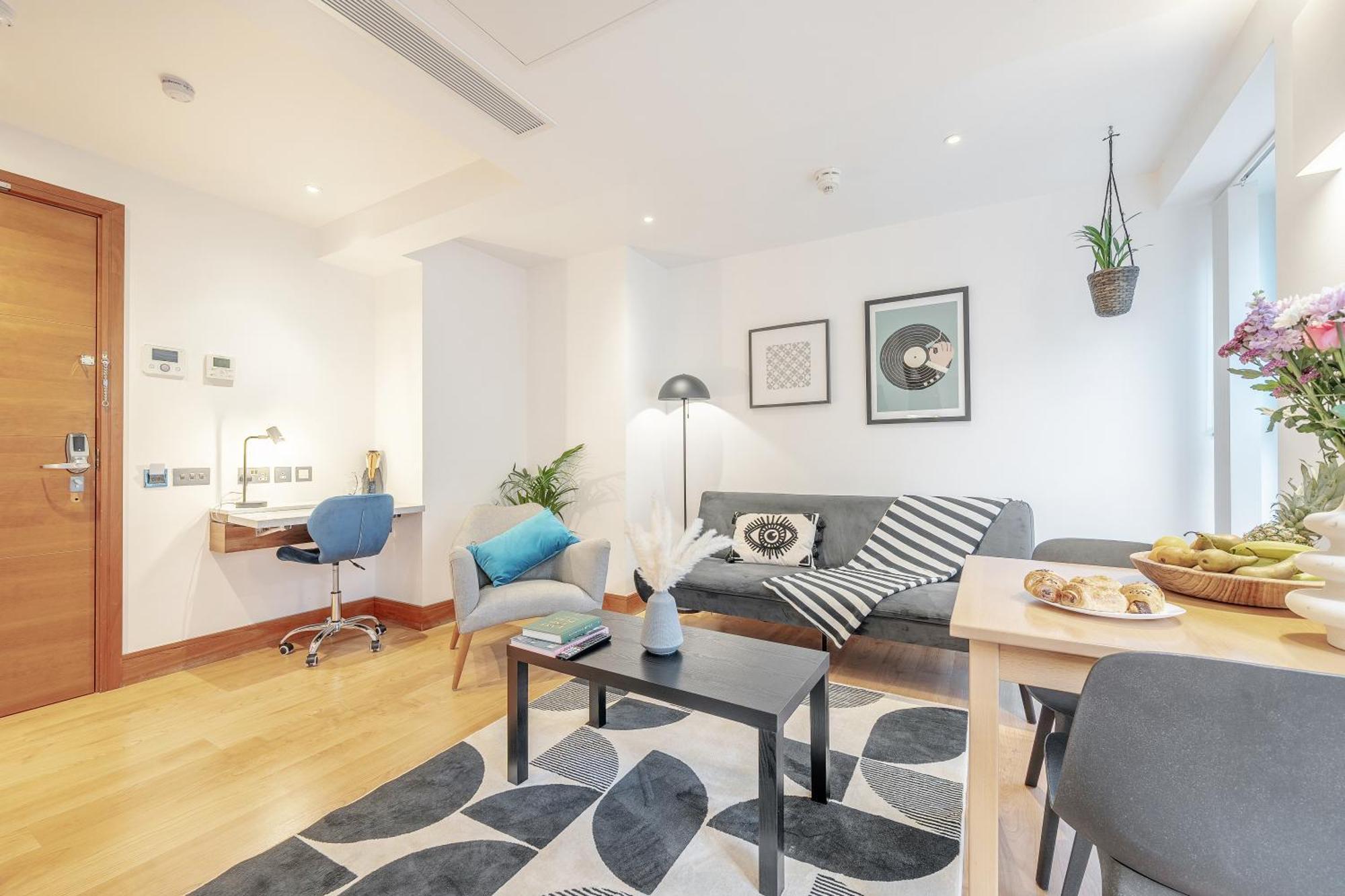 Kula - Tower Hill Apartment *